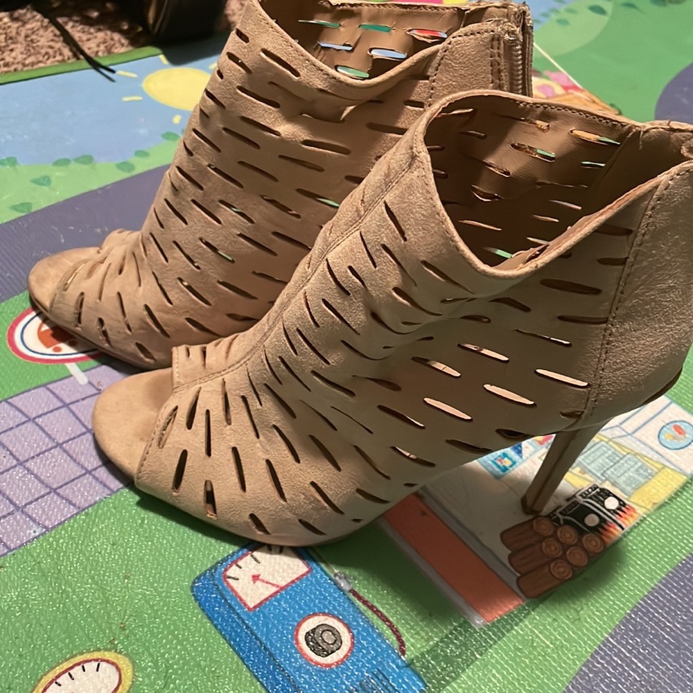 Shoes - Picture 2 of 4